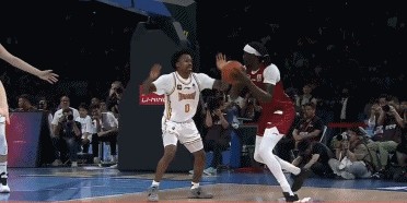 还能回来吗？奥莫特身穿北京男篮训练服训练 球迷热议一边倒